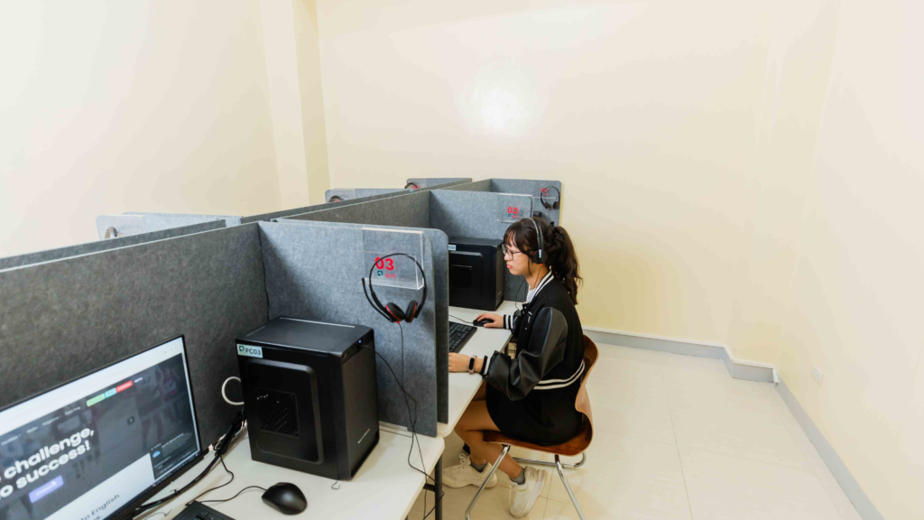 khóa học IELTS - thi mô phỏng trên máy tính