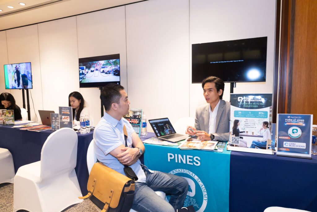Đại diện Pines tư vấn lộ trình học tại Top trường IELTS tại Philippines cho học viên