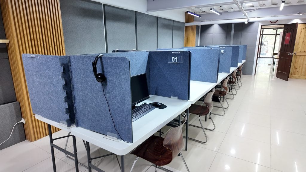 phòng thi thử IELTS trên máy tính