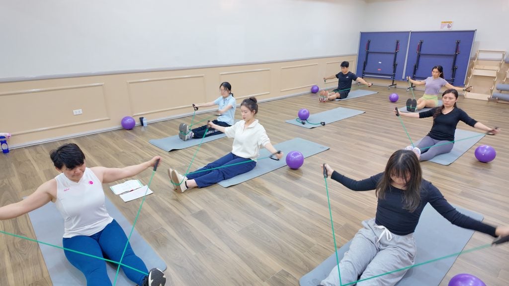 Option fitness class - work out với resistance band
