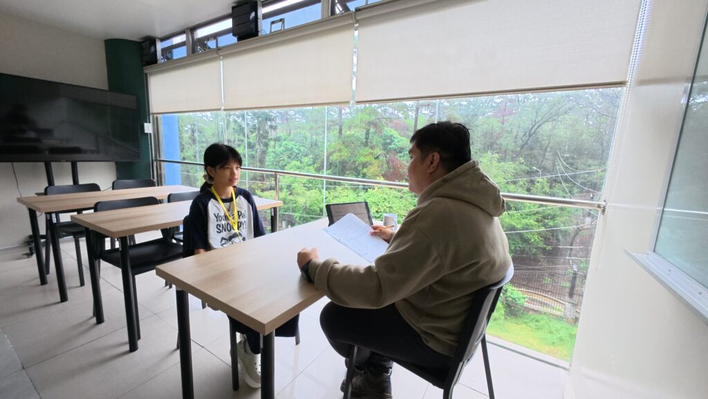 Học viên thi thử Speaking trước khi thi IELTS tại Philippines