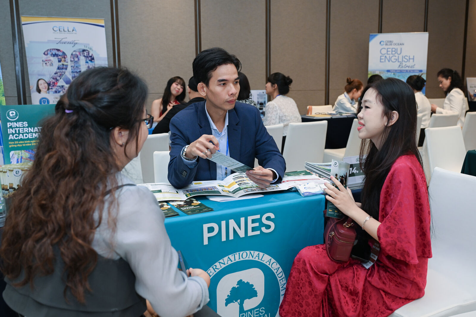 Đại diện Pines trao đổi với đối tác về du học Philippines tại CALA BESA Seminar 2026