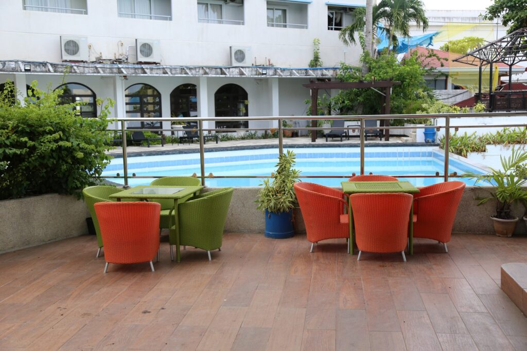 Khu hồ bơi và sân hiên tại Cebu Blue Ocean Academy, học tiếng Anh ở Cebu