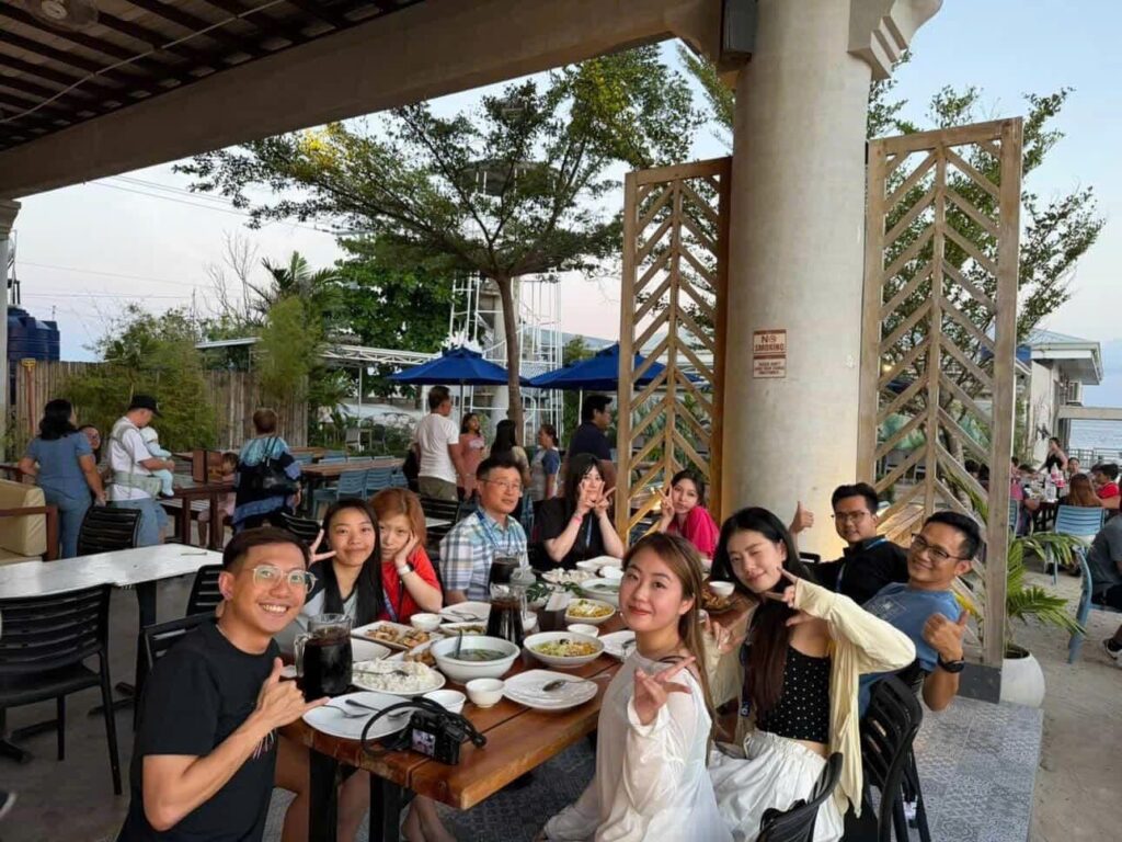 Học viên CER luyện small talk trong bữa tối Evening Delight tại Cebu