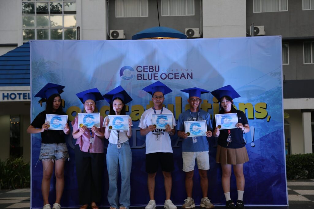 Học viên nhận chứng chỉ hoàn thành Cebu English Retreat tại CBOA
