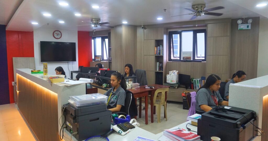 Văn phòng hỗ trợ học viên tại Pines, nơi học khóa học tiếng Anh thương mại ở Baguio