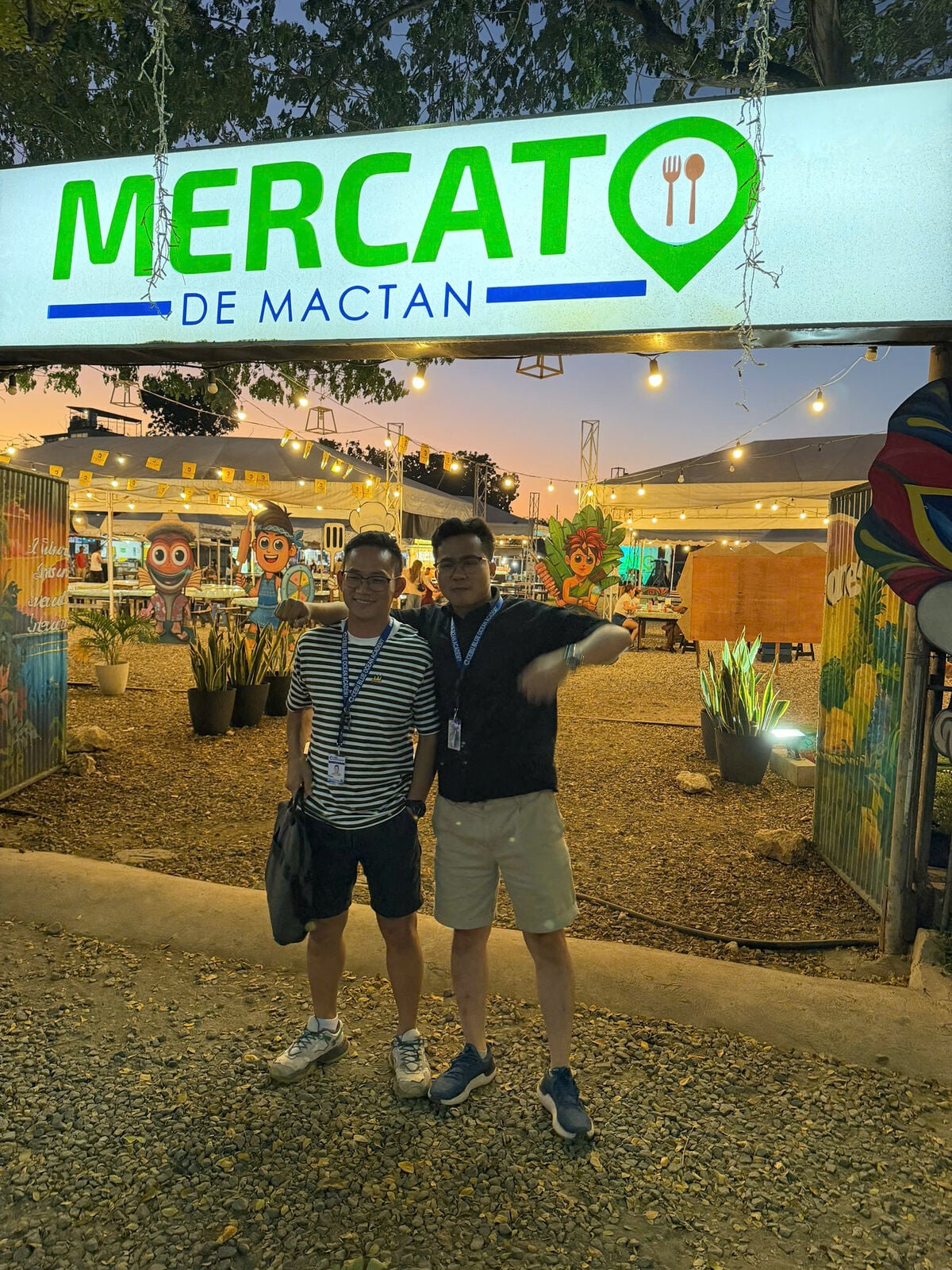 Học viên Cebu English Retreat thực hành tiếng Anh ở khu ẩm thực Mercato de Mactan