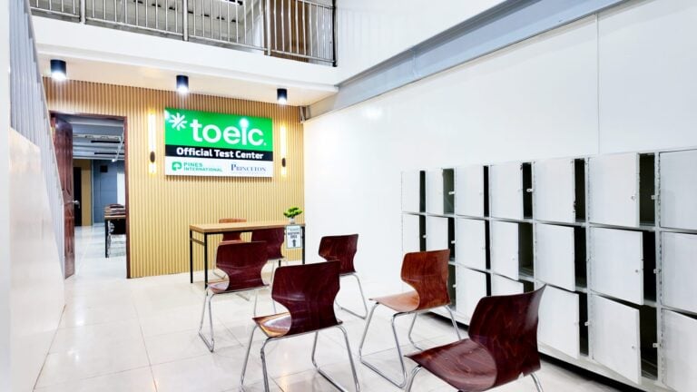 Khu vực đăng ký và tủ đồ Trung tâm thi TOEIC tại Pines Main
