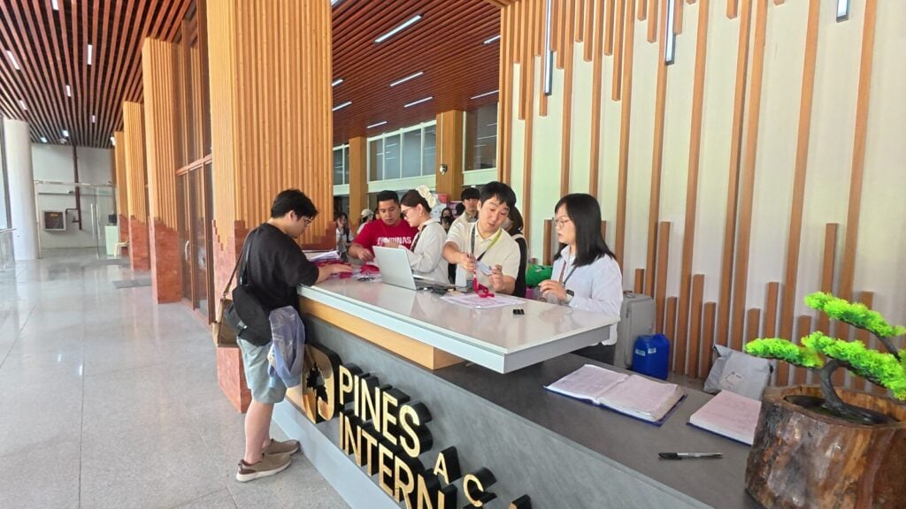 Kinh nghiệm du học Philippines: học viên mới làm thủ tục nhập học tại quầy lễ tân Pines Baguio