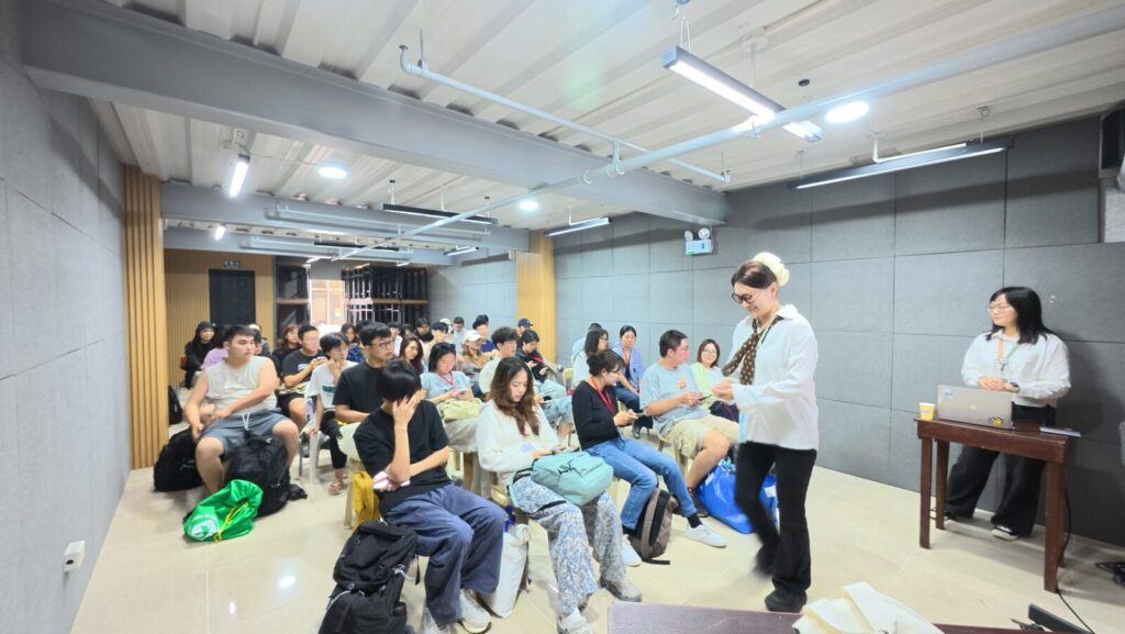 Học viên mới nghe hướng dẫn trong tuần đầu nhập học tại Pines – kinh nghiệm du học Philippines