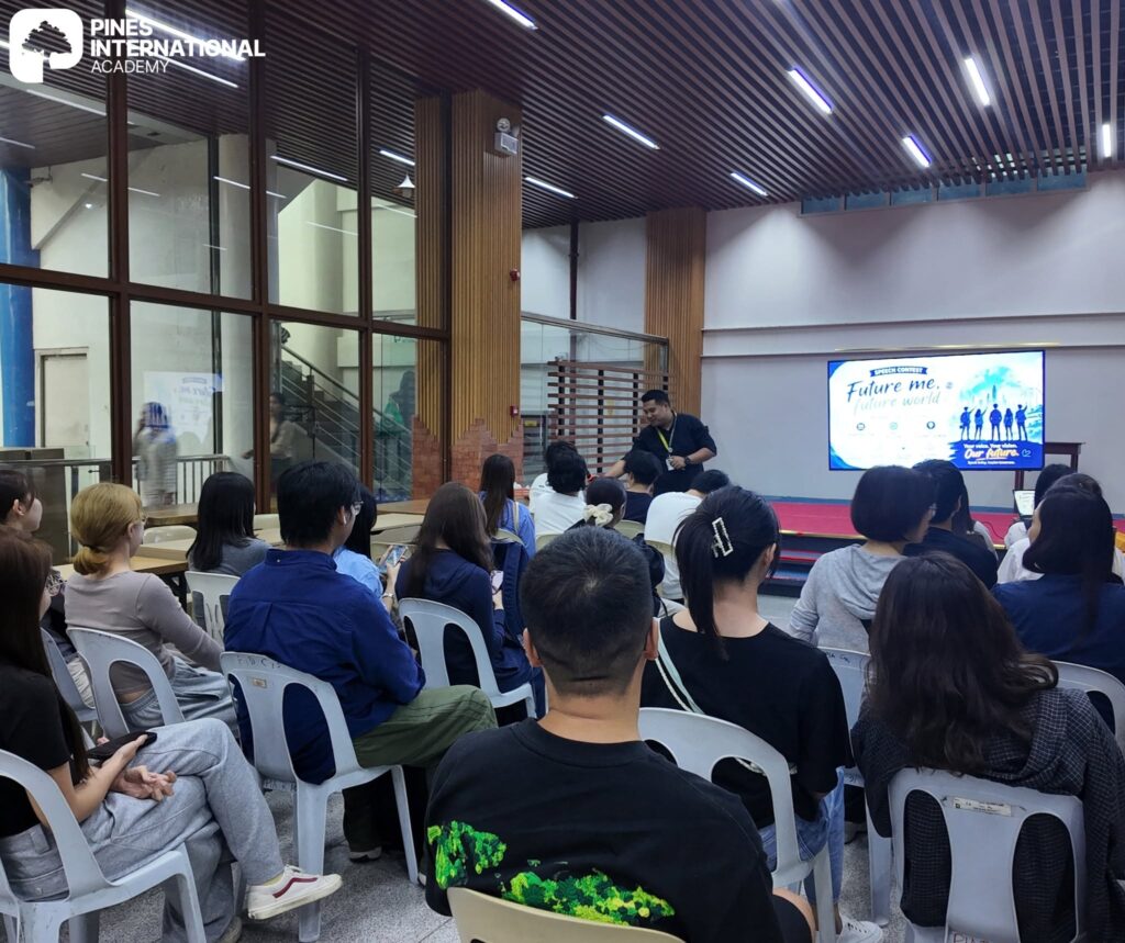 Học viên mới nghe giới thiệu tại hội trường Pines, nơi luyện thi IELTS tại Philippines