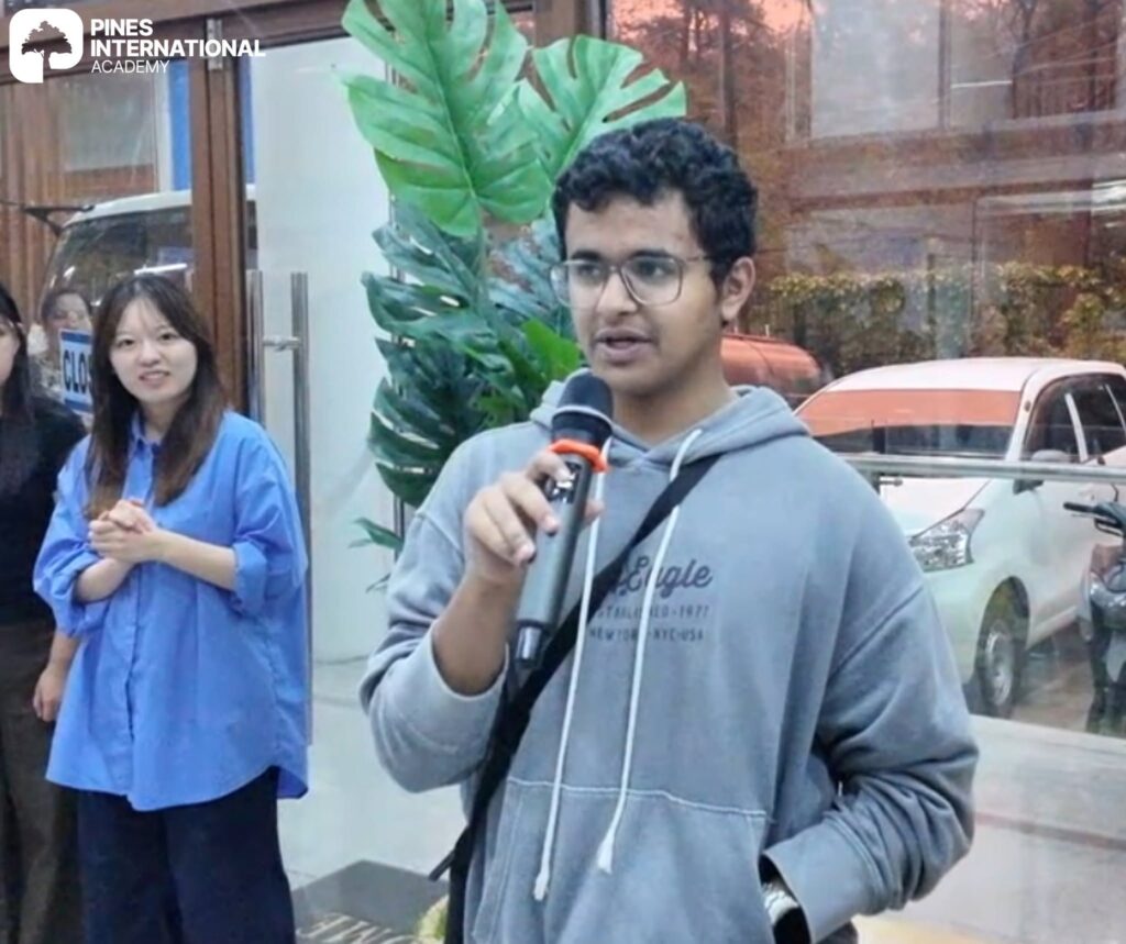 Học viên mới phát biểu làm quen trong ngày đầu luyện thi IELTS tại Philippines