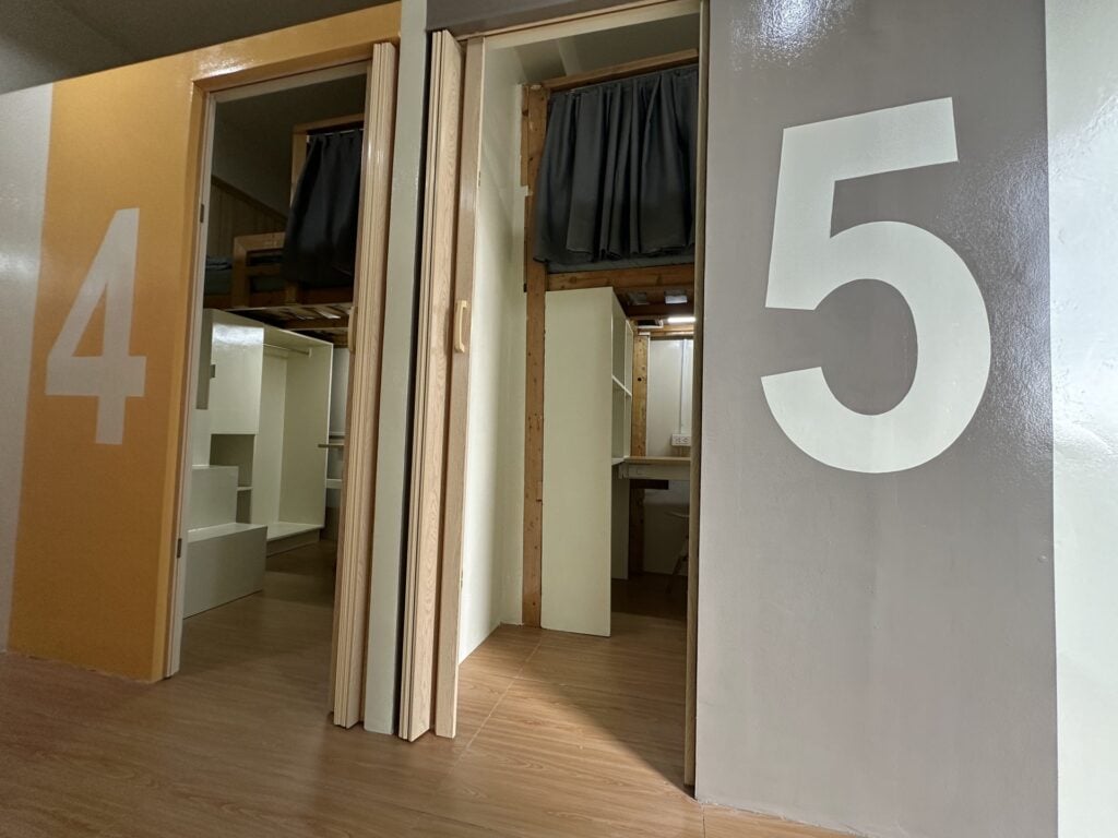 Phòng 5 Solo Pines Main – các khoang cá nhân được đánh số