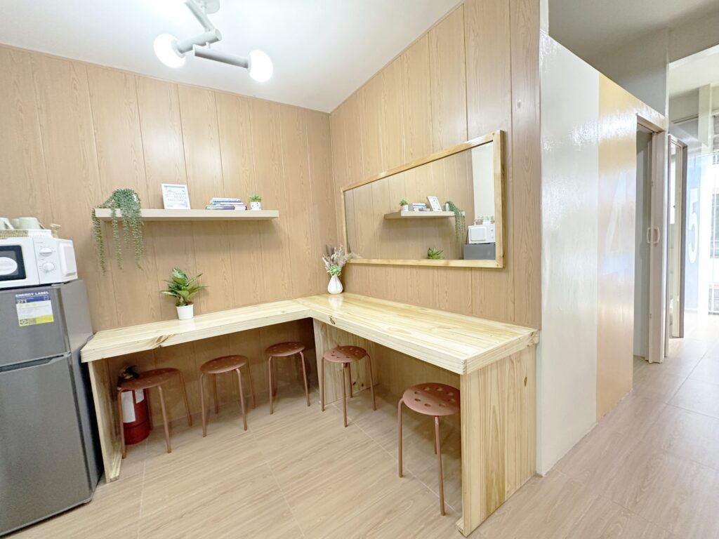 Phòng 5 Solo Pines Main – khu sinh hoạt chung với tủ lạnh và lò vi sóng