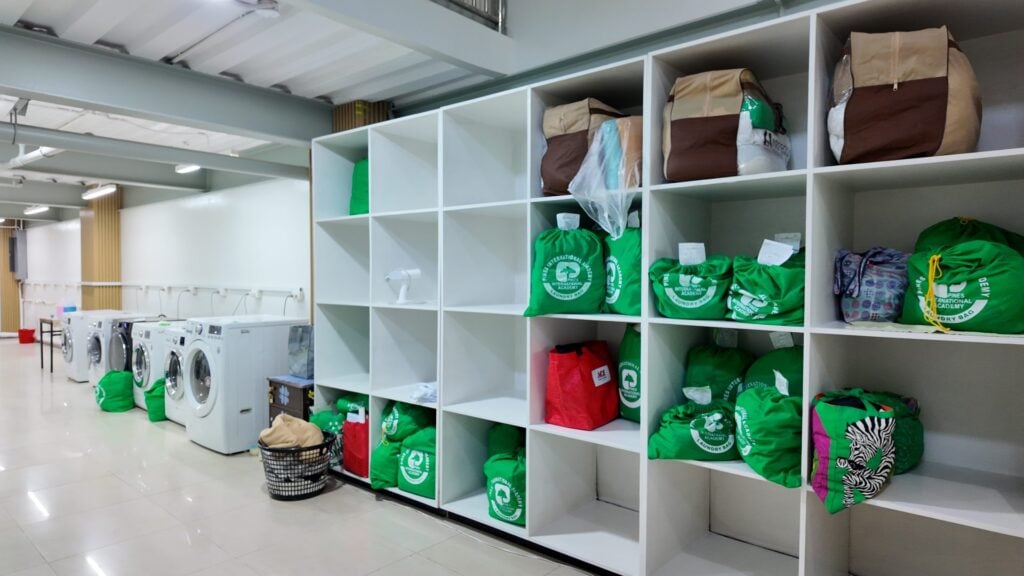Phòng giặt ủi tại Pines Main – kệ nhận và trả đồ giặt của học viên