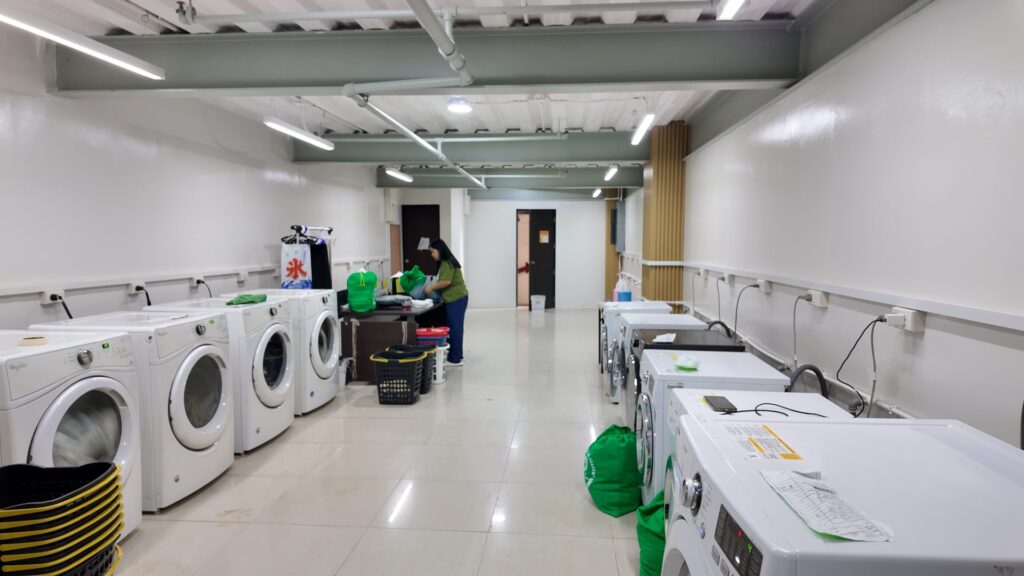 Phòng giặt ủi tại Pines Main – dãy máy giặt và máy sấy
