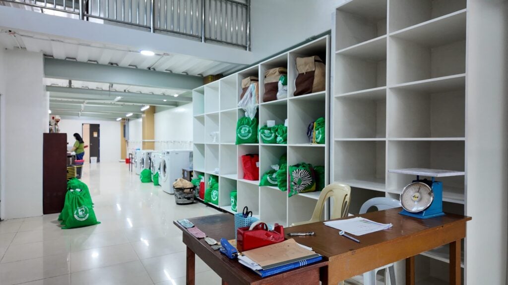Phòng giặt ủi tại Pines Main – quầy cân và nhận đồ giặt