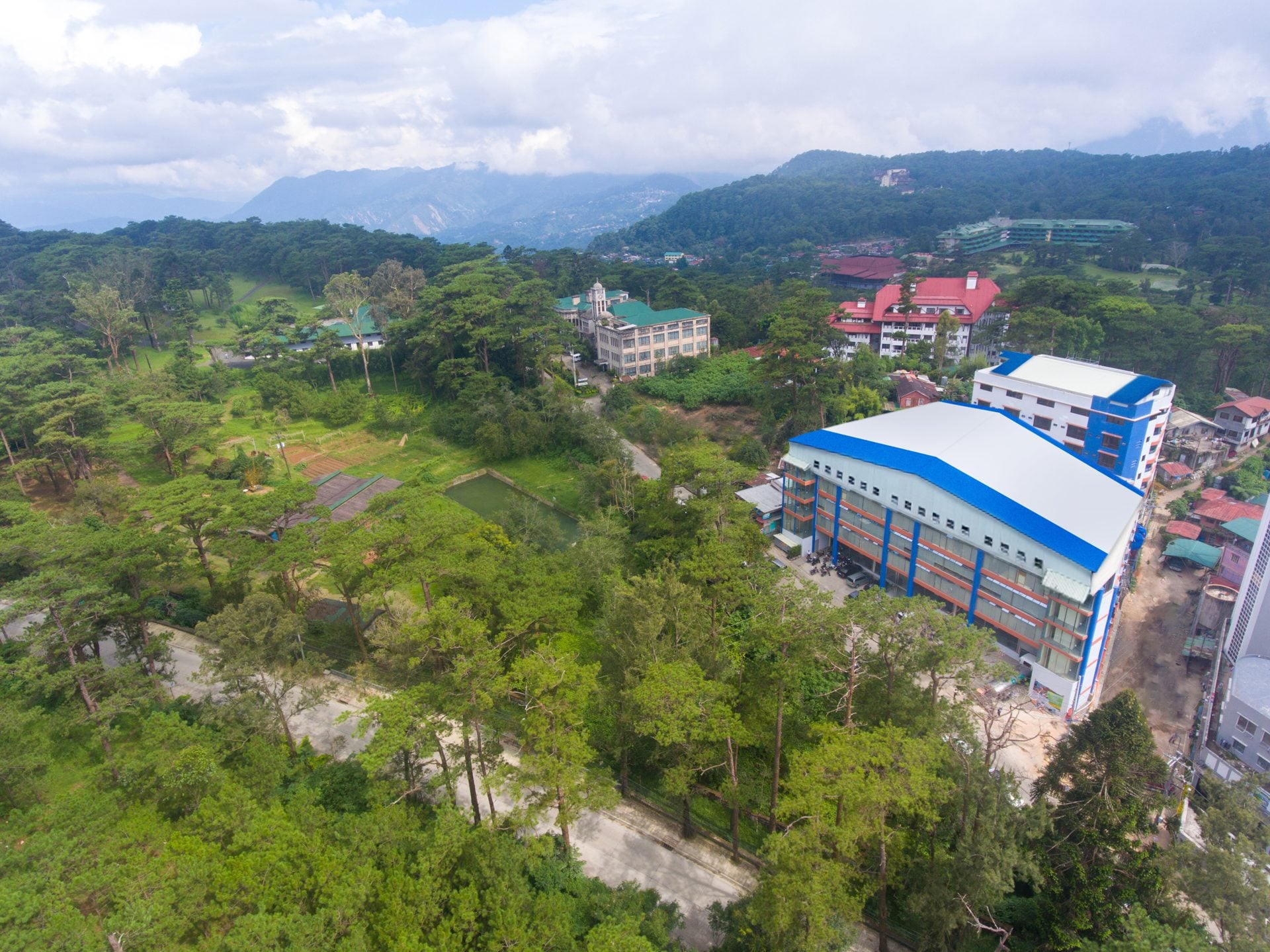 Toàn cảnh khuôn viên Pines Main giữa thành phố Baguio