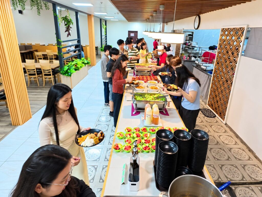 Học viên chọn món tại quầy buffet bữa tối Signature Dinner ở Pines – trải nghiệm du học Philippines 3 tháng