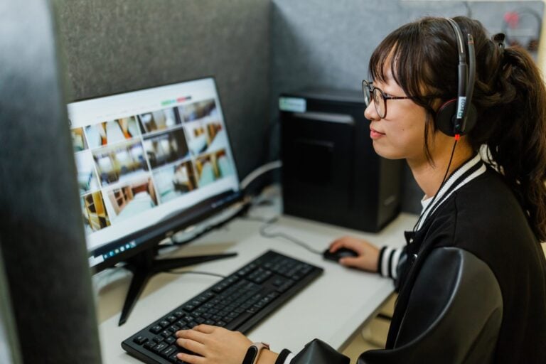 Thí sinh làm bài thi IELTS trên máy tính tại Pines Main