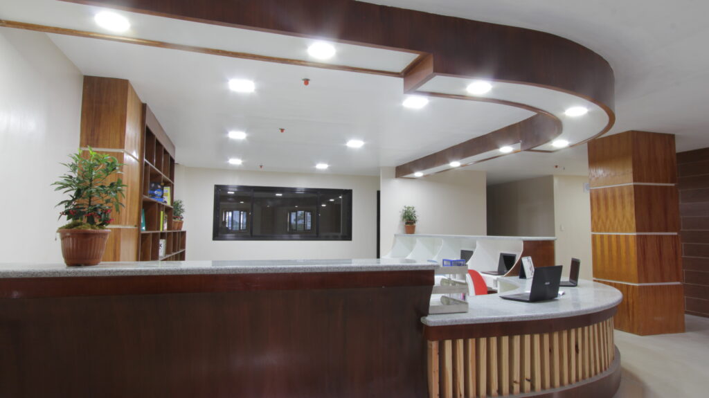 Visa du học Philippines – quầy lễ tân hỗ trợ thủ tục tại Pines Main Speaking Campus